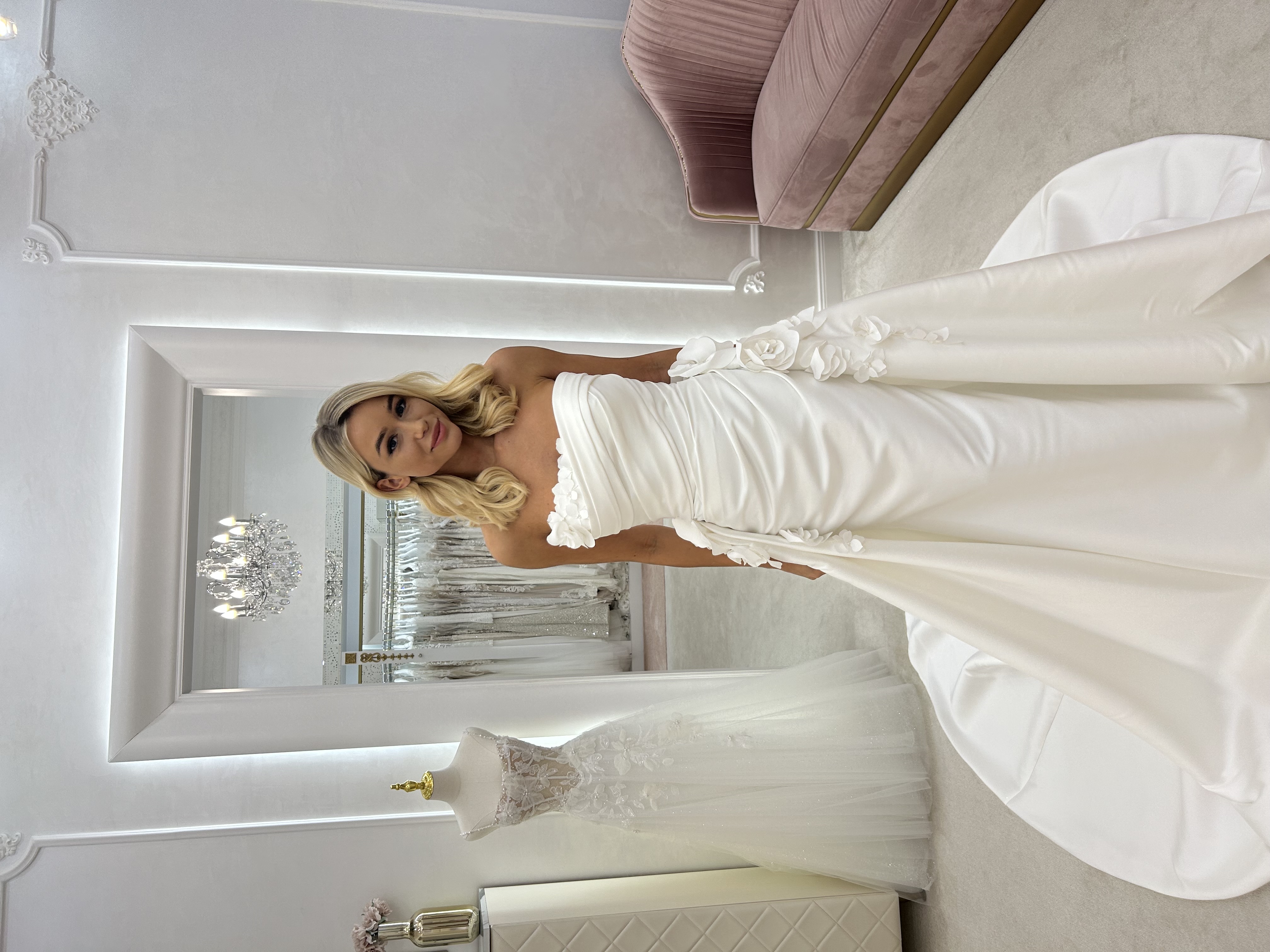 Mikado szaten modern minimal eskuvoi ruha debrecenben a la Femme szalonban